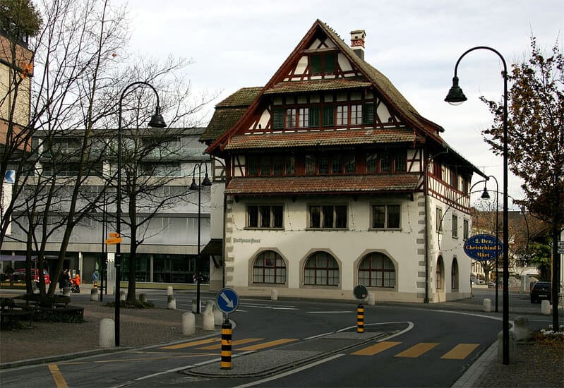 Historisches Rathaus in Baar, Schweiz, mit Fachwerkfassade an einer Straßenkreuzung.
