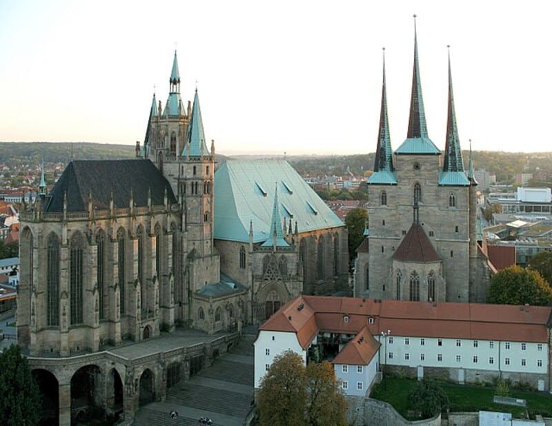 Blick auf Dom und Severikirche in Erfurt bei weichem Abendlicht von oben.