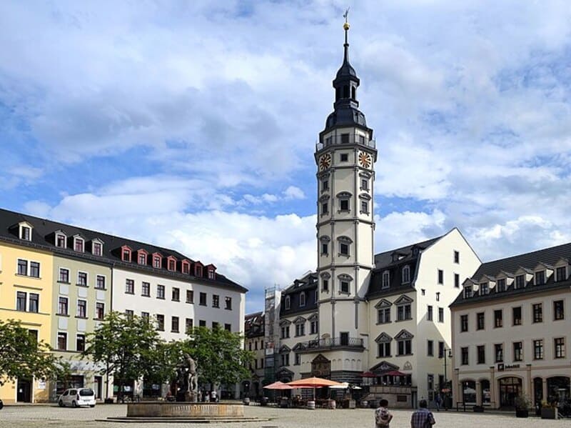 Blick auf den Marktplatz in Gera mit historischem Rathaus und umliegenden Gebäuden.