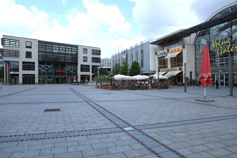 Blick auf die Volme-Galerie und umliegende Geschäftshäuser an einem offenen Platz in Hagen.
