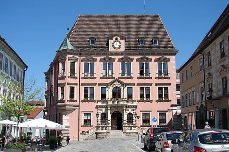 Dreigeschossiges Rathaus mit breiter Freitreppe und verzierten Fenstern im Zentrum von Kaufbeuren.