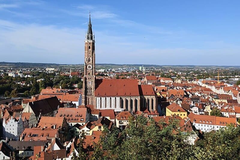 Weitblick über die Altstadt von Landshut mit großer Kirche und markantem Turm.