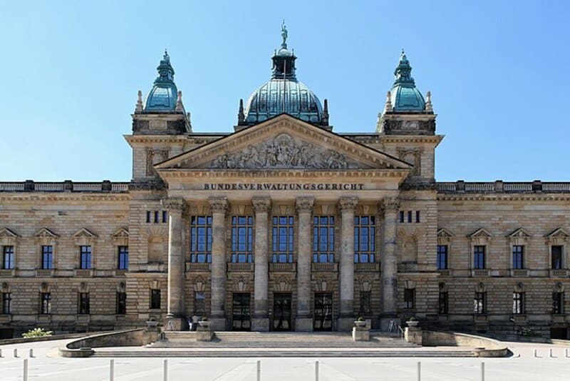 Symmetrische Außenansicht des Leipziger Gerichtsgebäudes unter klarem Himmel mit prächtigen Architekturdetails.