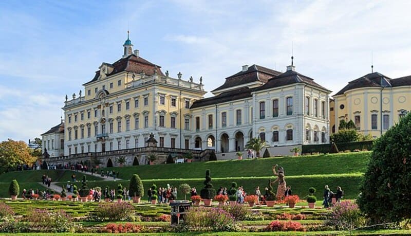 Barockes Residenzschloss Ludwigsburg mit weitläufigem Terrassengarten und vielen Besuchern.