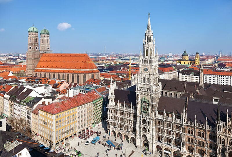 Blick über München mit dem Neuen Rathaus, der Frauenkirche und dicht bebauten Altstadtdächern.