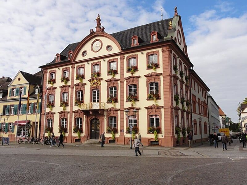 Barockes Rathaus von Offenburg mit verzierten Fensterrahmen und Blumenschmuck an der Fassade.