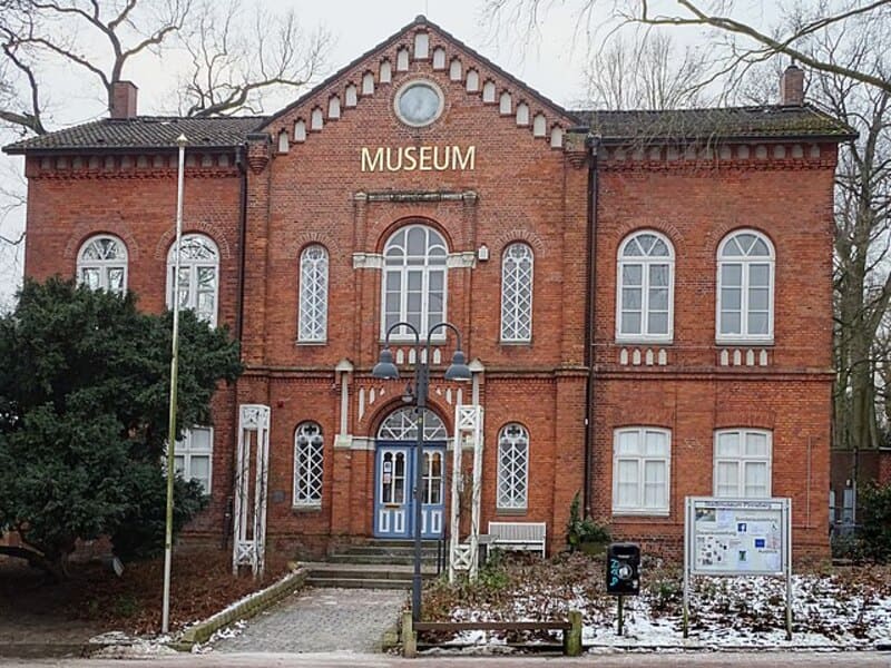 Historisches Backsteinmuseum in Pinneberg mit symmetrischer Fassade und verschneitem Eingangsbereich.
