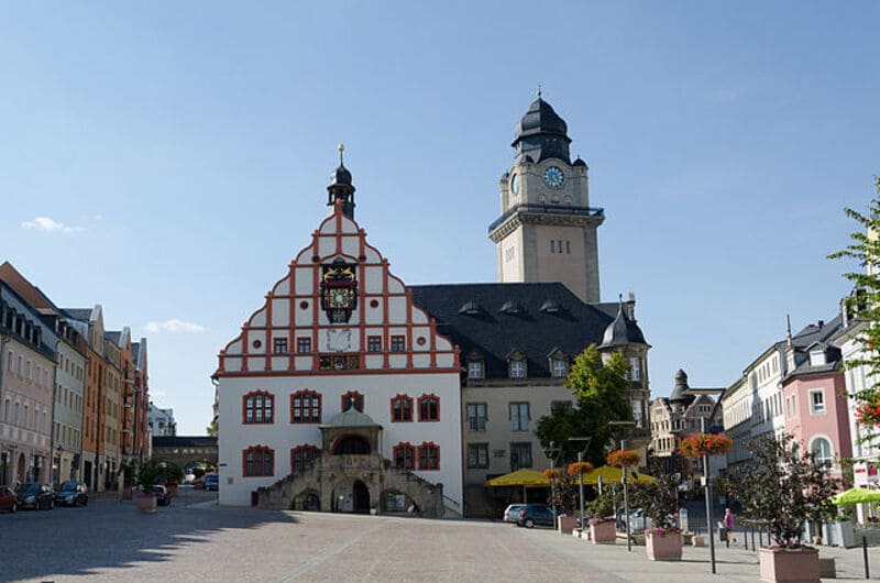 Historisches Rathaus von Plauen mit giebelständigem Vorbau, Uhrturm und umliegenden Altstadthäusern.