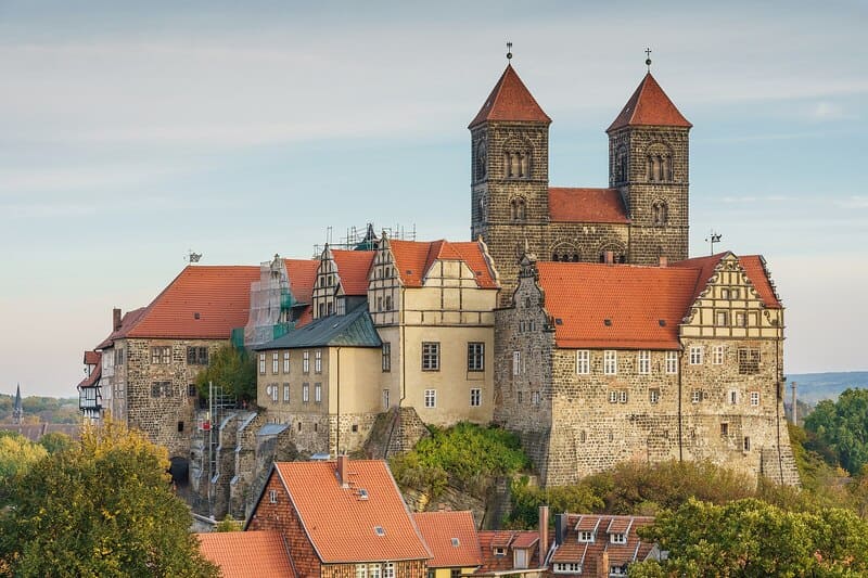 Blick auf den Quedlinburger Schlossberg mit romanischer Stiftskirche und umliegenden Fachwerkgebäuden