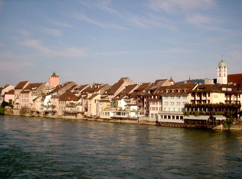Altstadt von Rheinfelden am Rhein mit dicht stehenden Häusern direkt am Ufer.