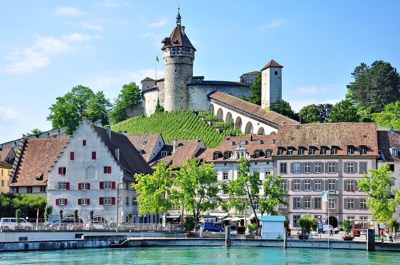 Blick auf die Altstadt von Schaffhausen mit der Festung Munot über dem Rhein.