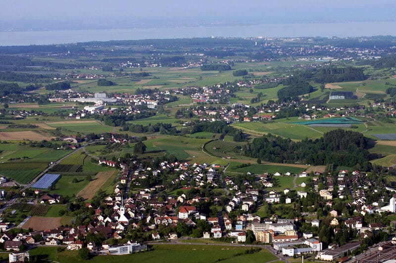 Weite Landschaft im Thurgau mit Dörfern, Feldern, Wäldern und See am Horizont.