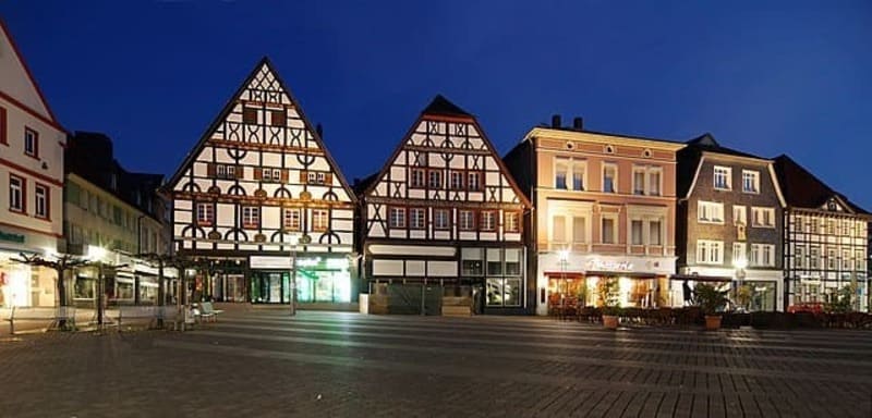 Abendliche Ansicht der beleuchteten Fachwerkhäuser am Marktplatz von Unna.