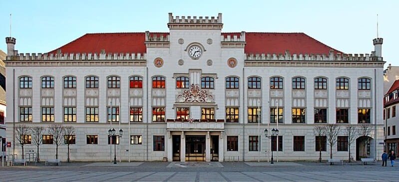 Rathaus Zwickau mit symmetrischer Fassade, roten Dächern und Uhr über dem Haupteingang.