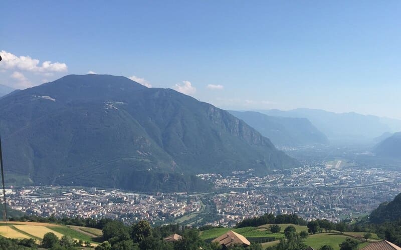 Panoramaansicht von Bozen in Südtirol, Stadt im Tal mit umliegenden Bergen und Feldern.