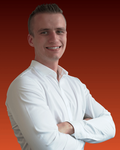 Porträt von Marcel Fasch, Gründer von Coreflow vor rotem Hintergrund