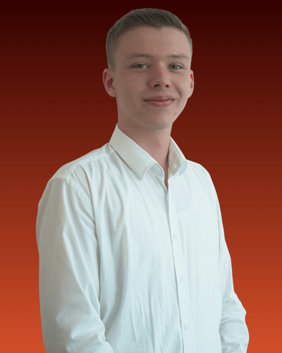 Porträt von Markus Fasch, Teammitglied von Coreflow vor rotem Hintergrund