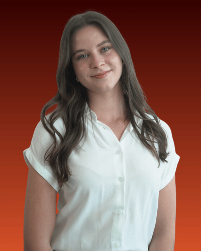 Porträt von Miriam Eder, Teammitglied von Coreflow vor rotem Hintergrund