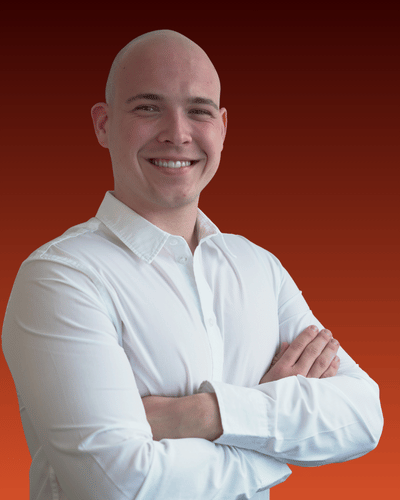 Porträt von Tobias Legenstein, Gründer von Coreflow vor rotem Hintergrund