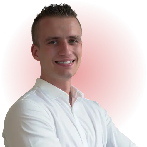 Porträt von Marcel Fasch mit rotem Glow im Hintergrund