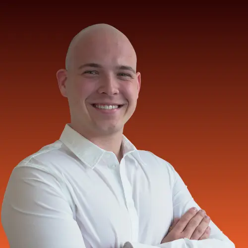 Quadratisches Porträt von Tobias Legenstein auf rotem Hintergrund